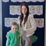 Igor z mamą przy tablicy