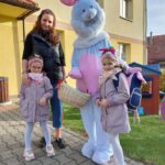 dziec z prezentami od zajączka