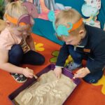 Mali paleontolodzy przy wykopaliskach