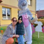 dziec z prezentami od zajączka