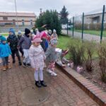 dziec z prezentami od zajączka