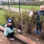 dziec z prezentami od zajączka