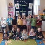 Mróweczki z maikami w dłoniach zdjęcie grupowe