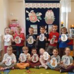 dziec z prezentami od zajączka