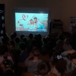 Mrówki, Motylki i Pszczółki oglądają film edukacyjny odnośnie funkcjonowania rodziny - pozytywny obraz domowego ciepła