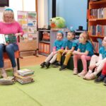 Pan Agnieszka pokazuje książki o motylach