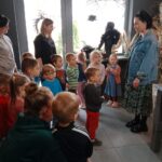 Pani Moniką opiwiada dzieciom o swojej pracy