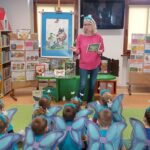 Pani bibliotekarka prowadzi zajęcia biblioteczne