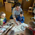 Pani pomaga wyciąć zajączka