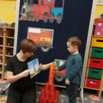 Pani wraz z dzieckiem budują wieże Eiffla