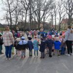 Przedszkolaki-i-pracownicy-przedszkola-w-praku-witaja-wiosne