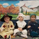 Przedszkolaki na tle krajobrazu górskiego