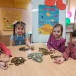 Przedszkolaki segregują monety