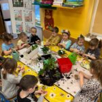 Przedszkolaki sieją rzeżuchę