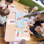 Przedszkolaki wyklejają rakietę