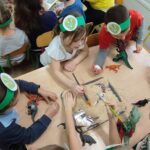 Przedszkolaki wykonują zadania przy stolikach