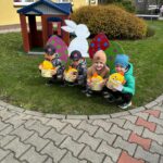 dziec z prezentami od zajączka