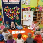 Przedszkolaki z oddziału Żuczki na zajęciach edukacyjnych dotyczących przeciwdziałania przemocy domowej