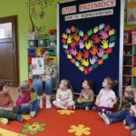 Przedszkolaki z oddziału Żuczki na zajęciach edukacyjnych z przedszkolnym psychologiem