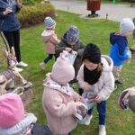 dziec z prezentami od zajączka