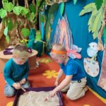 Wykopaliska rozpoczęte, dzieci wczuwaja się w role paleontologa