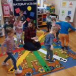 Zabawa rytmiczna - Jaki kształt i kolor