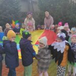 Zabawy-chusta-Klanza-dzieci-z-oddzialu-Pszczolek-i-Mrowek