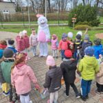 dziec z prezentami od zajączka