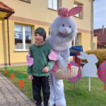 dziec z prezentami od zajączka