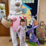 dziec z prezentami od zajączka