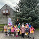 dziec z prezentami od zajączka