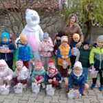 dziec z prezentami od zajączka