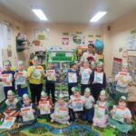 Zdjęcie grupowe dzieci z stokrotek