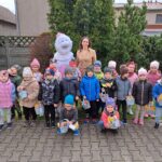 dziec z prezentami od zajączka