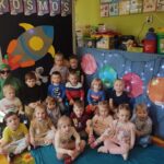 Zdjęcie grupowe dzieci z oddziału Żuczki z ufoludkiem