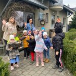 Zdjęcie grupowe przed kwiaciarnią