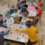 Zdjęcie grupowe przy stole