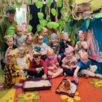 Zdjęcie grupowe w parku jurajskim z dinozaurem