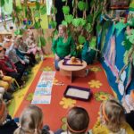 Żuczki słuchają historii o dinozaurach