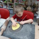 chłopiec obrysowuje jajko