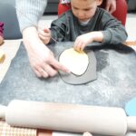 chłopiec obrysowuje jajko