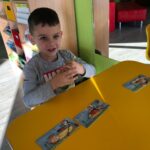 chłopiec opowiada historyjkę