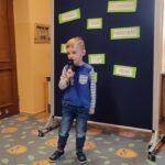 chłopiec prezentuje wiersz