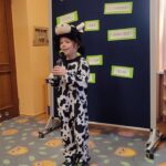 chłopiec prezentuje wiersz