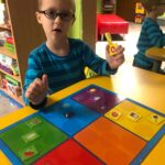 chłopiec opowiada historyjkę