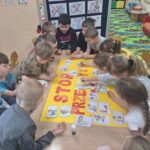 dzieci malują plakat