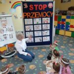 dzieci omawiają złe i poprawne zachowania