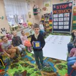 dzieci opowiadają obrazki