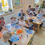 dzieci-ozdabiaja-pory-roku