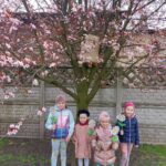 dzieci-pod-kwitnacym-drzewem